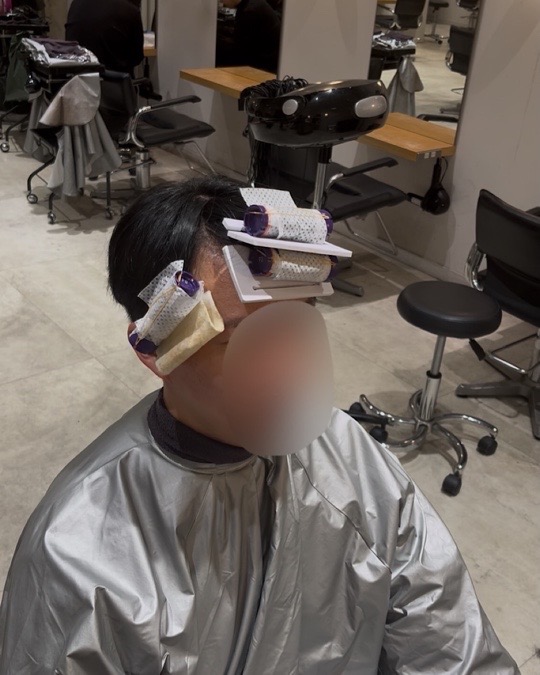 デジタルパーマ施術中