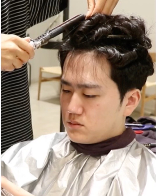 アイロンパーマ施術中